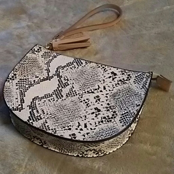 Old Navy Handbags - π Old Navy Wristlet Old Navy Handbags - π Old Navy Wristlet